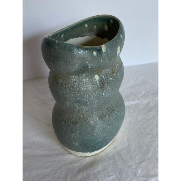 Handcrafted sage green matte glazed ceramic vase art pottery 6 in 16cm high - Picture 2 of 7